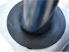 Gutter drain with vulcanised back wall